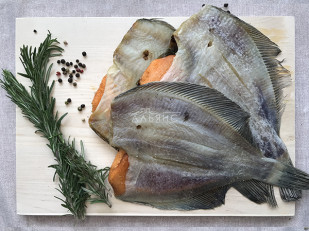 Лещ холодного копчения: Камбала камчатская вяленая с икрой