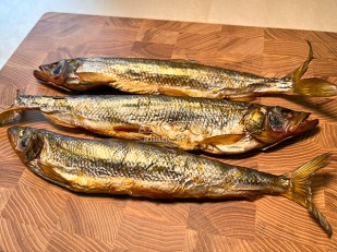 Камбала с икрой холодного копчения: Корюшка х/к (крупная)