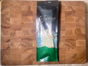 Сурские (ПШЕНИЧНЫЕ) Копченая колбаска (100 гр): Сыр 60 гр ГОРНЫЙ СЫРОВАР (Бочонок)